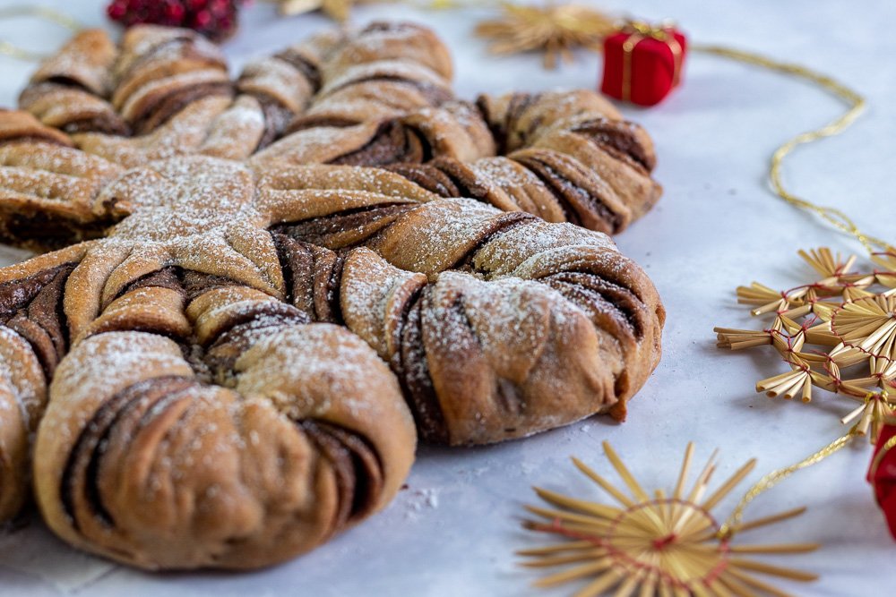 Zuckerfreier Vollkorn Hefestern mit Nutella-Füllung