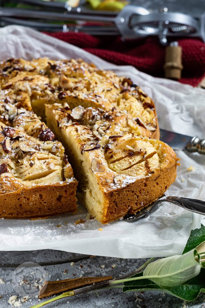 Gedeckter Apfelkuchen mit Nüssen