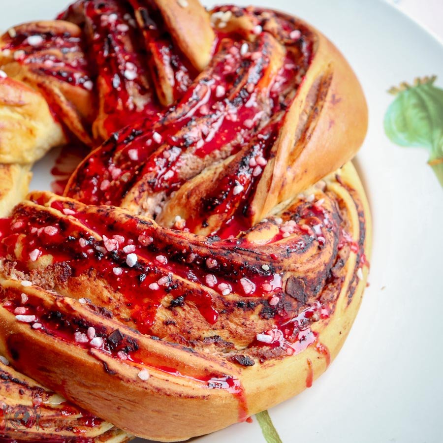 Hefezopf mit Erdbeeren und Topfen