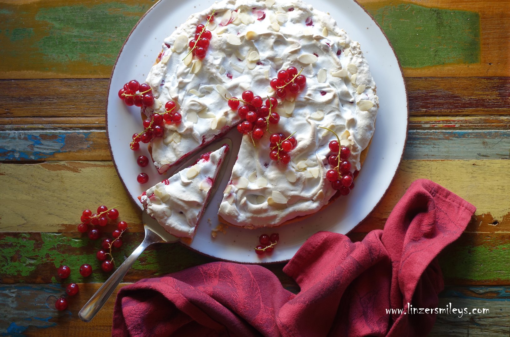 Mürbteigtarte mit Ribiselschaum, Kokos und Mandeln