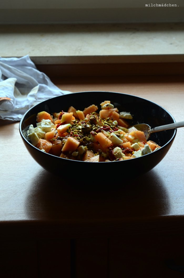 Melonensalat mit Feta, getrockneten Tomaten, Lavendel