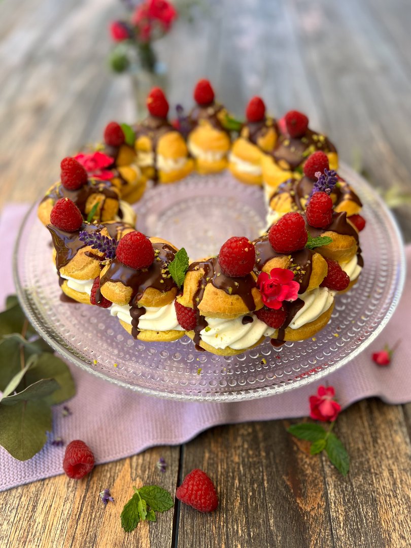 Brandteigkranzerl mit Vanille-Tonkabohnencreme und Himbeeren