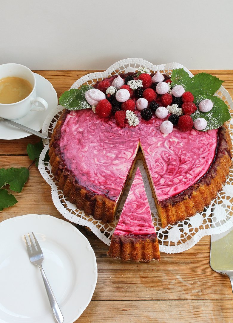 Weisse Schokotarte küsst Brombeere