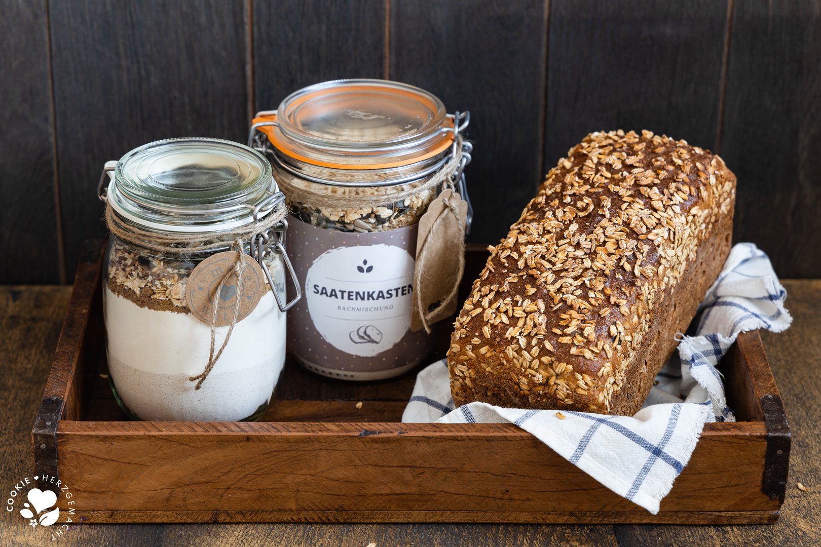 Selbstgemachte Brotbackmischung im Glas