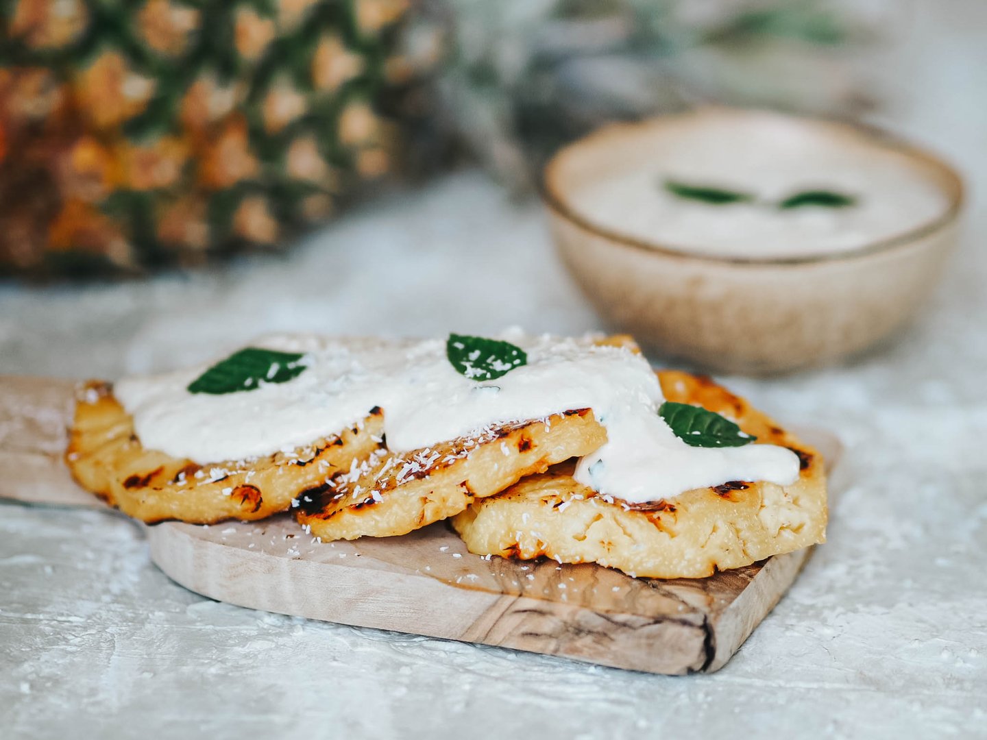 Gegrillte Ananas mit Kokos-Minze-Joghurt
