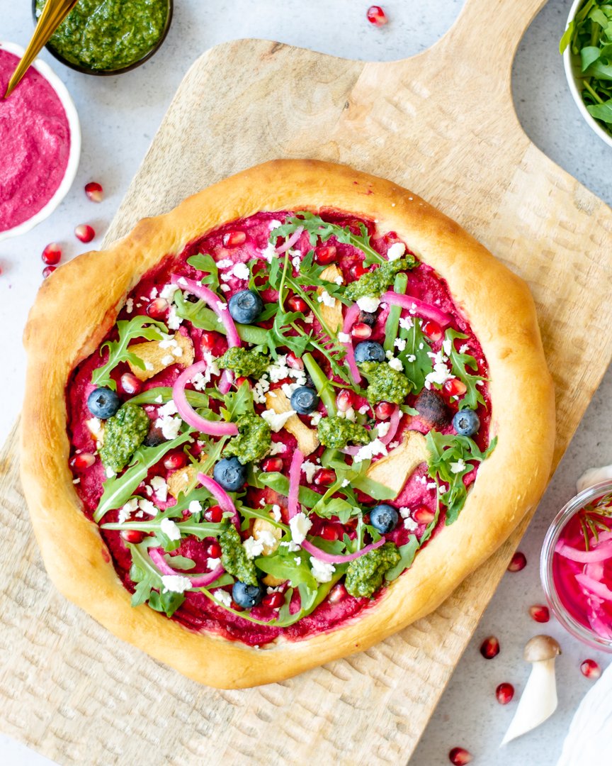 Pizza mit roter Beete Soße, Rucola und Pesto