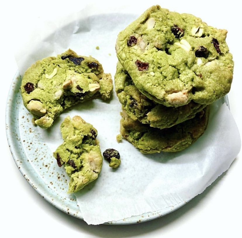 Matcha Cranberry Cookies mit Cashewnüssen und weißer Schokolade