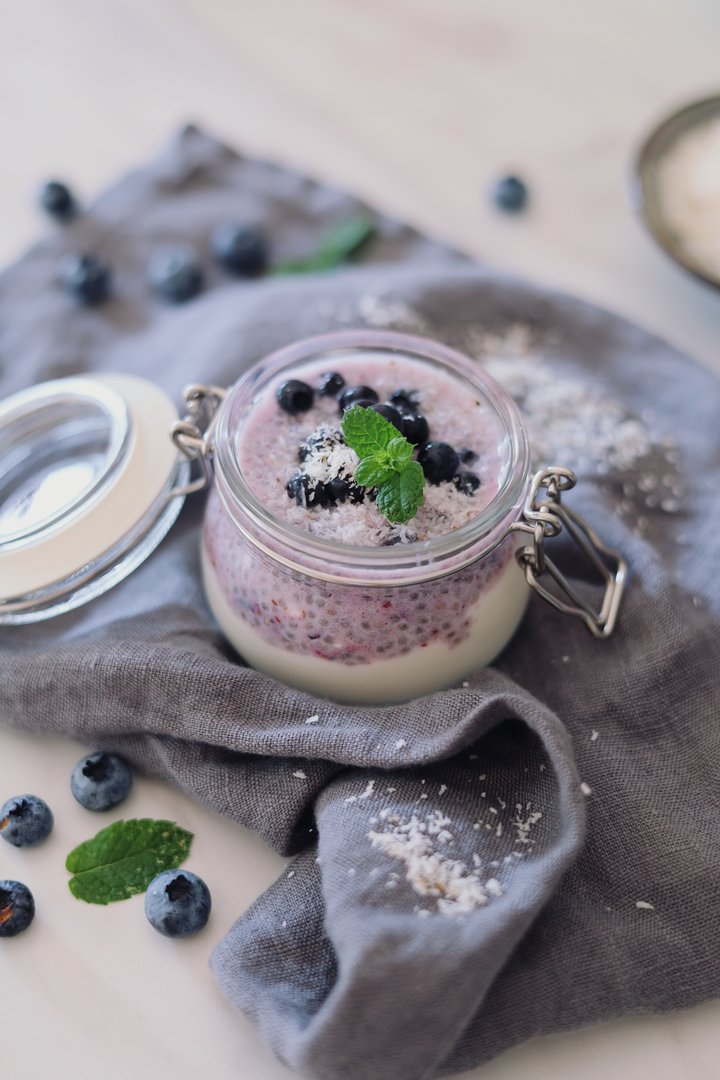 Heidelbeer-Chia-Pudding mit gerösteten Tonkabohnen-Kokosraspeln