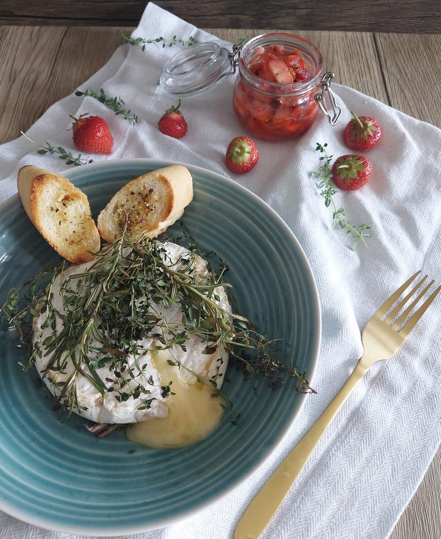 Kräutercamembert vom Grill mit Erdbeersalsa