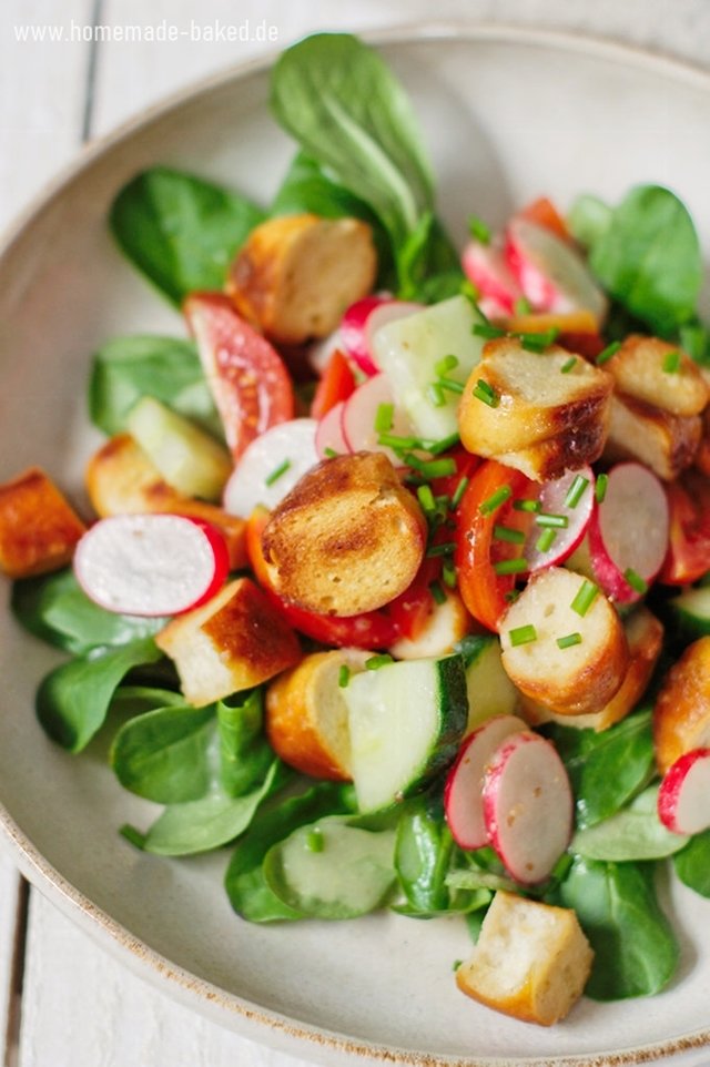 Brezensalat mit Radieschen und Feldsalat