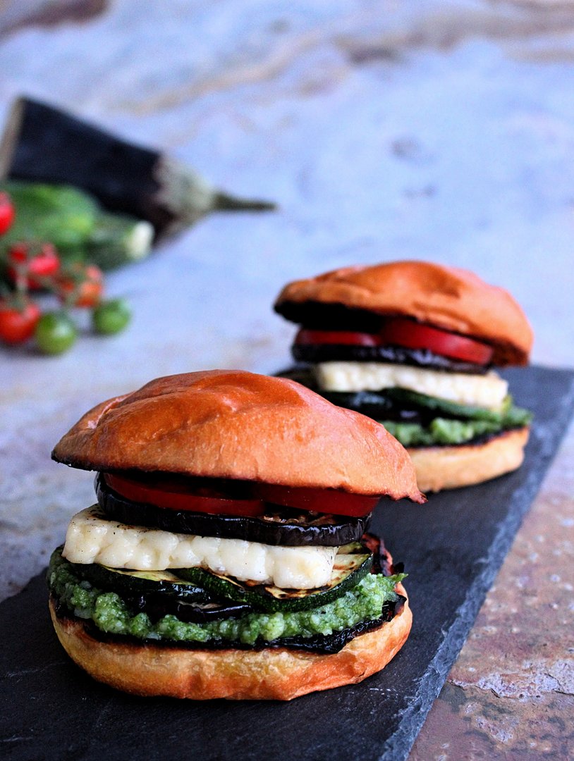 Mediterraner Grillkäse-Burger