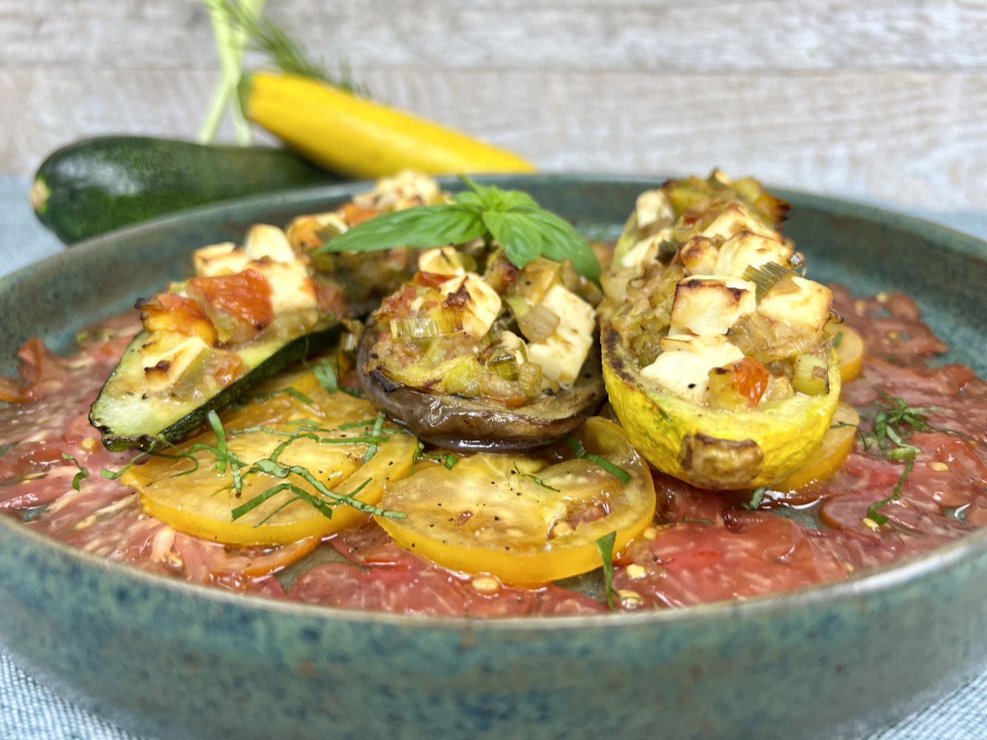 „Gefüllte Zucchini und Melanzani auf Tomatencarpaccio“