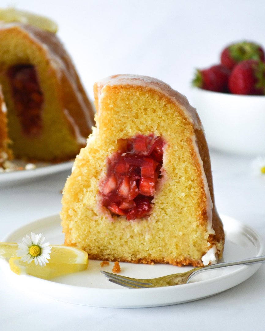 Zitronengugelhupf mit Erdbeerfüllung