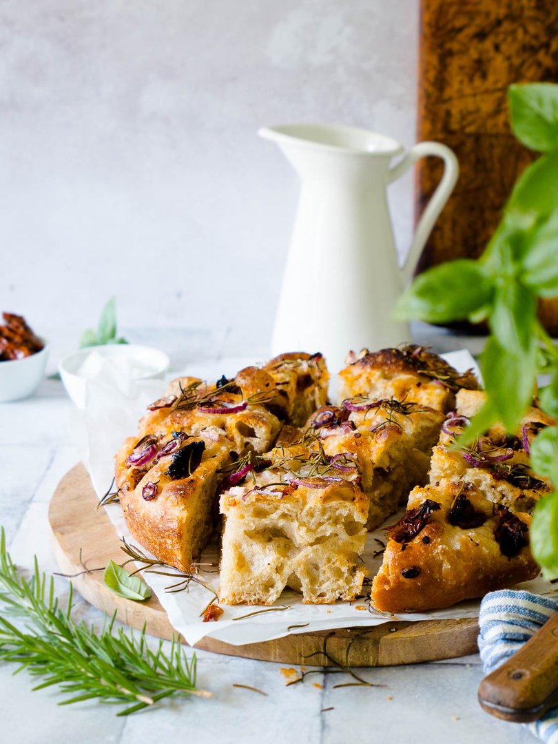 No Knead Focaccia mit getrockneten Tomaten und roten Zwiebeln