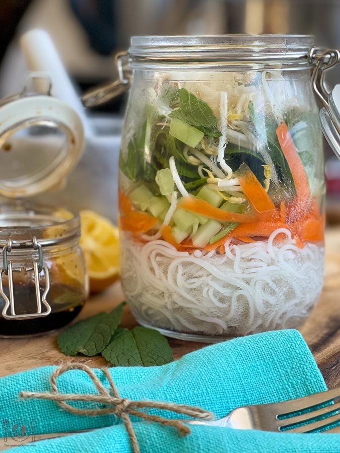Asiatischer Glasnudel Salat im Glas