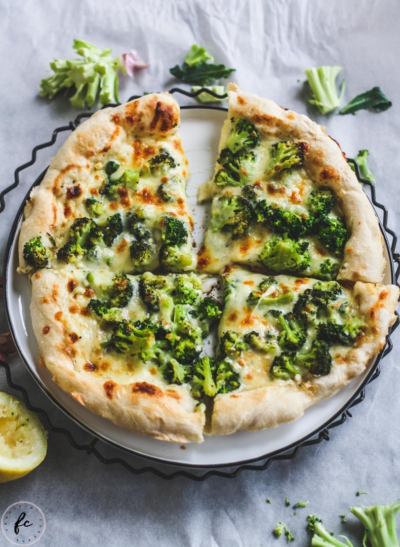 Rezept für eine schnelle, knusprige Pizza mit Brokkoli & Béchamel