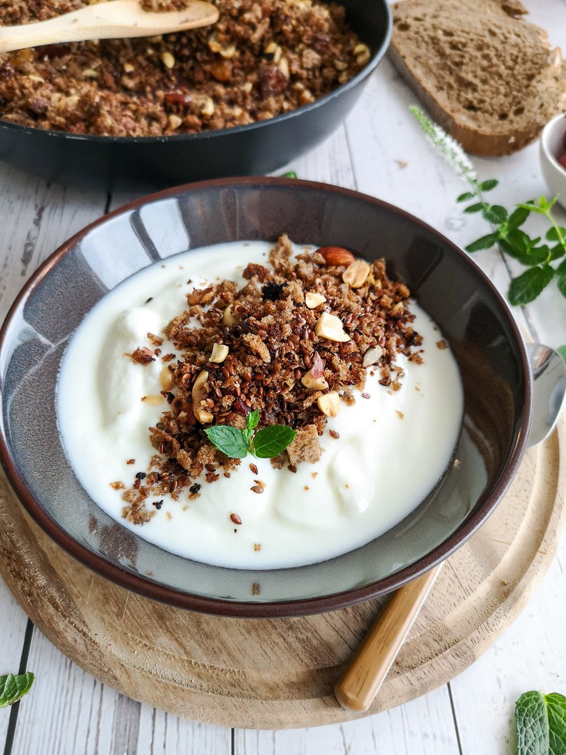 Selbstgemachtes Granola aus altbackenem Brot