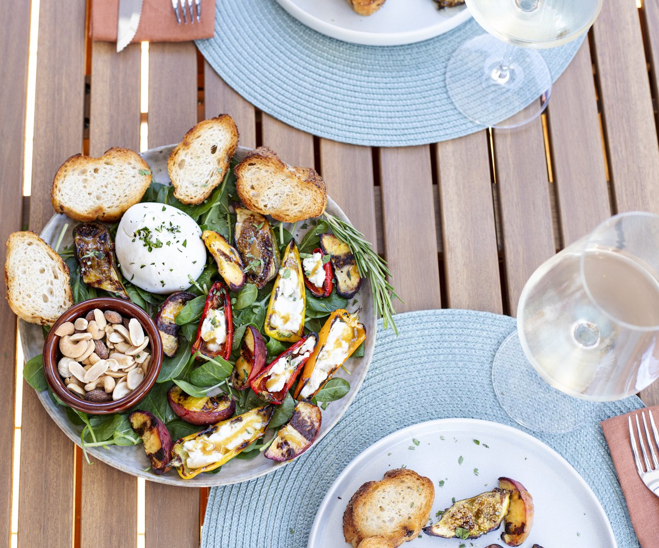 Gegrillte Pfirsiche, Paprika und Feigen mit Frischkäse auf Salat