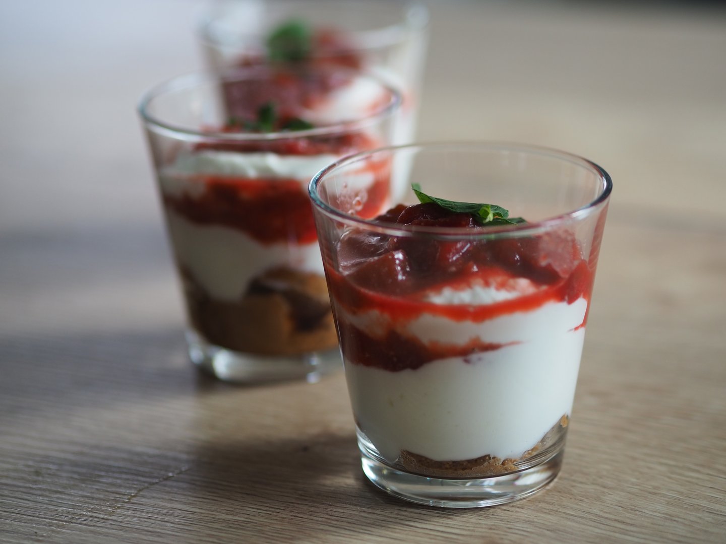 Erdbeer-Rhababer-Schichtdessert im Glas