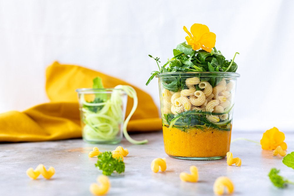 Low carb Nudelsalat im Glas mit Paprika-Marillen Pesto