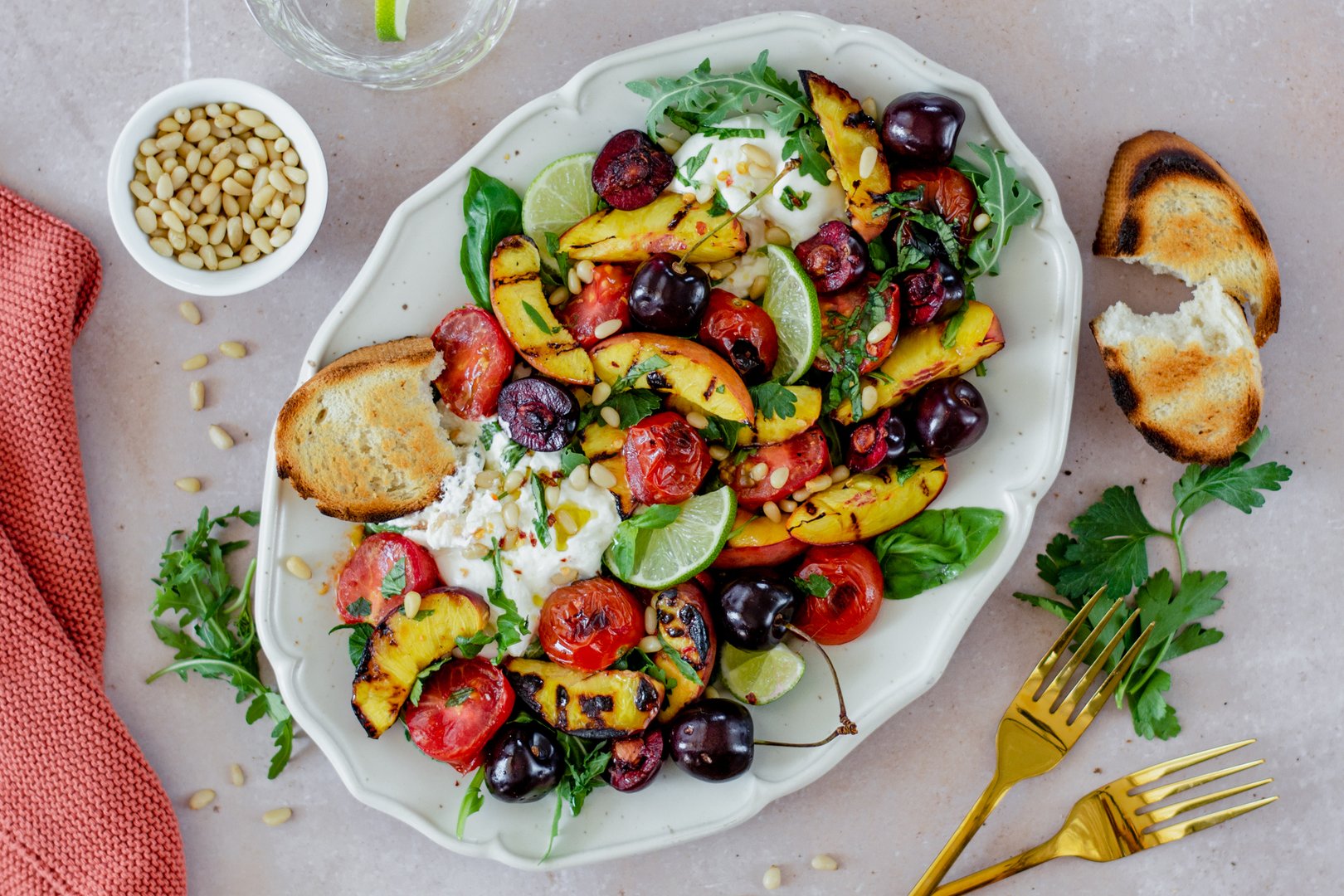 Burrata mit gegrillten Nektarinen und Tomaten
