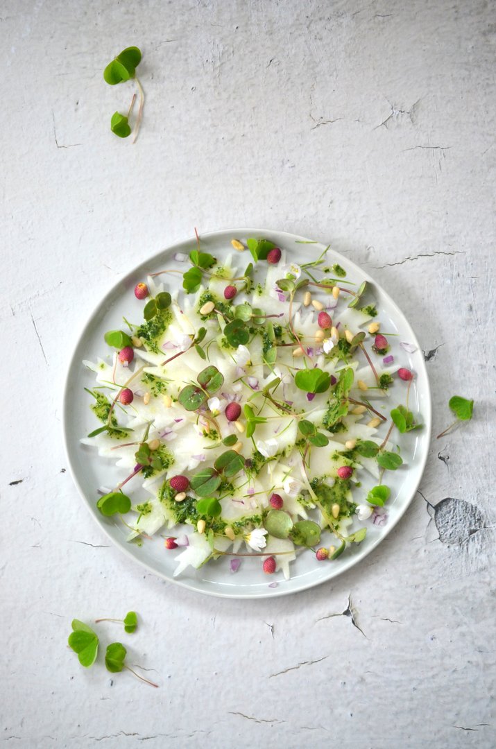 Kohlrabi-Carpaccio mit Schätzen aus der Natur