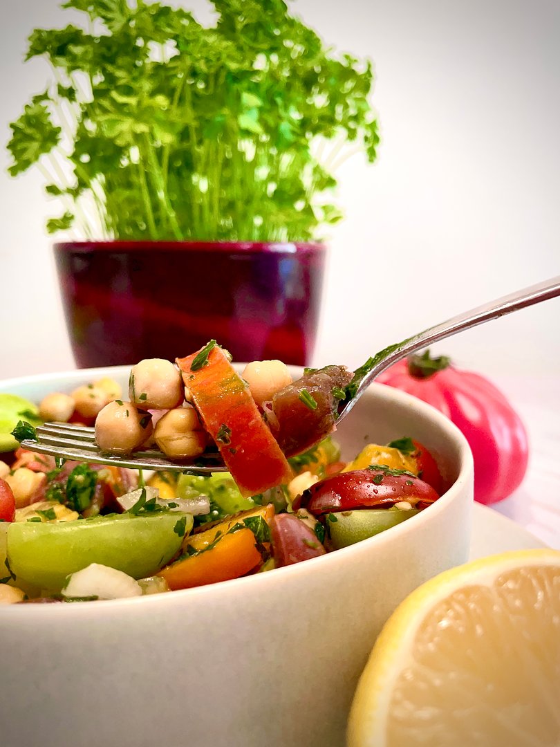 Sommerlicher Kichererbsen – Paradeissalat mit Petersilie