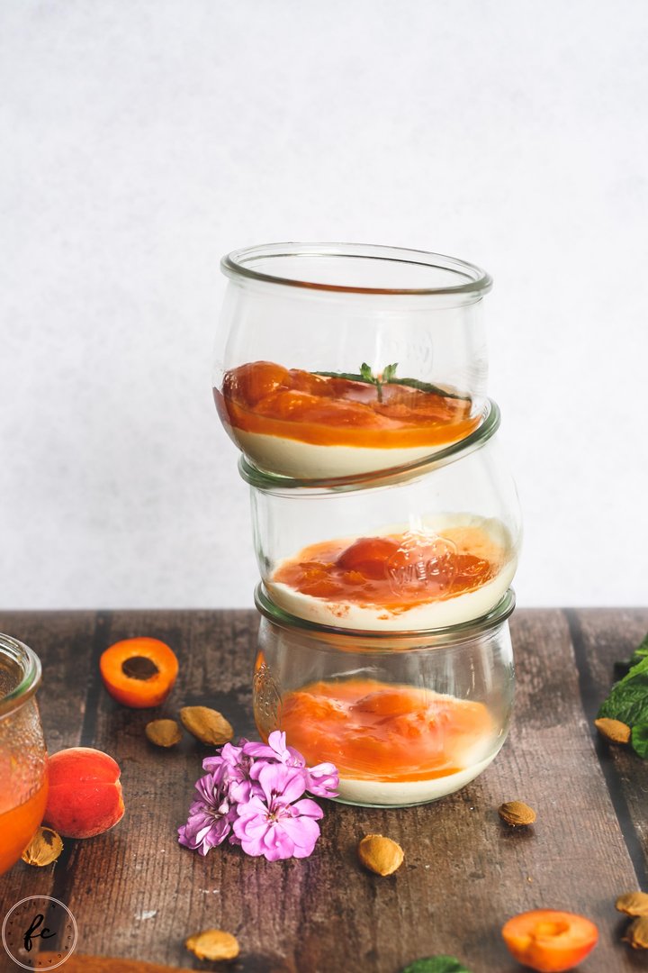 Bittermandel-Panna Cotta mit Marillenröster