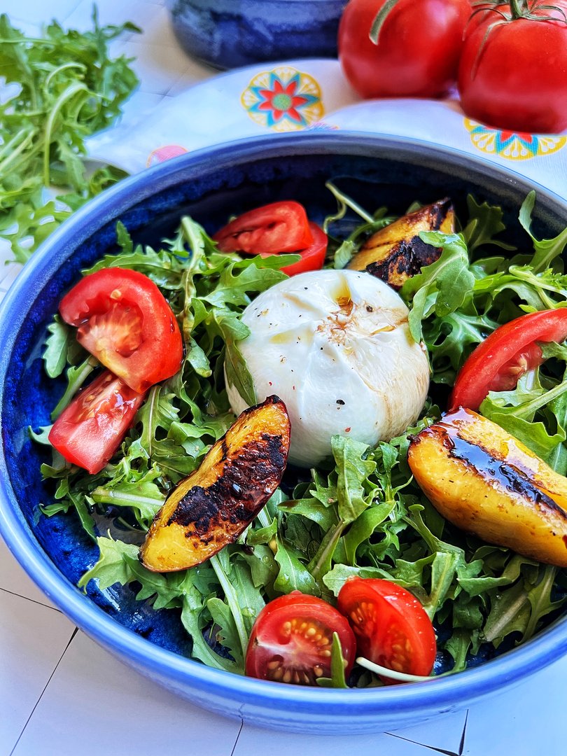Einfacher Sommersalat mit Burrata und gegrillten Pfirsichen