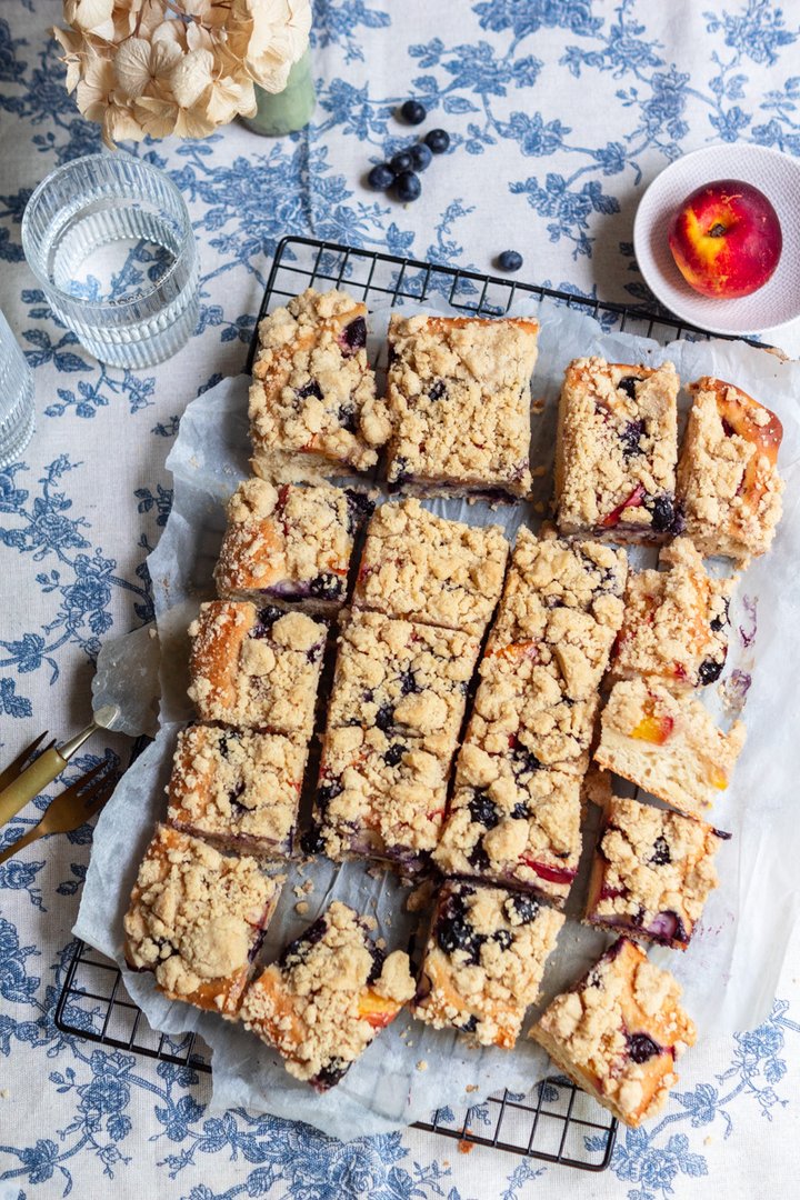 Veganer Streuselkuchen mit Heidelbeeren und Nektarinen