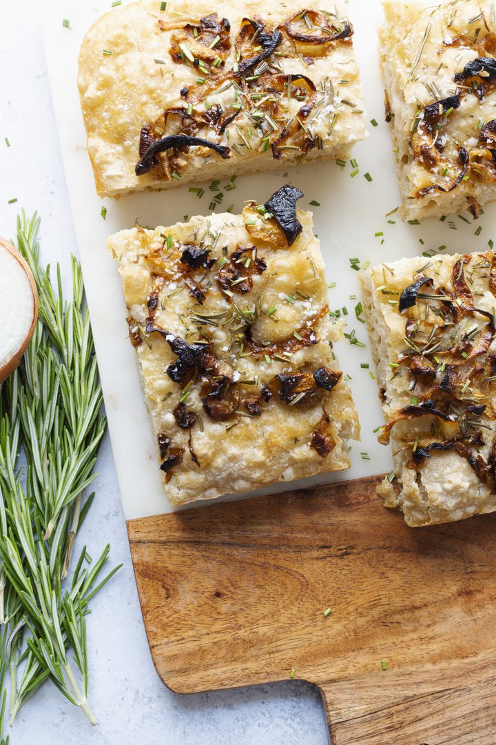 Sauerteig Focaccia mit karamellisierten Zwiebeln und Rosmarin
