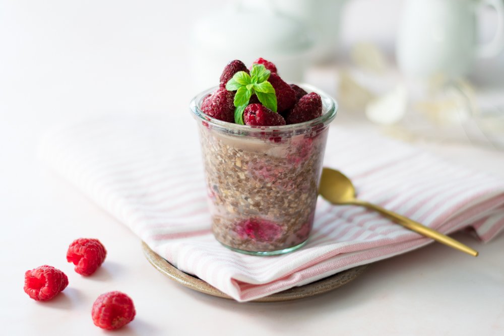 Schoko Overnight Oats mit Chia und Himbeeren