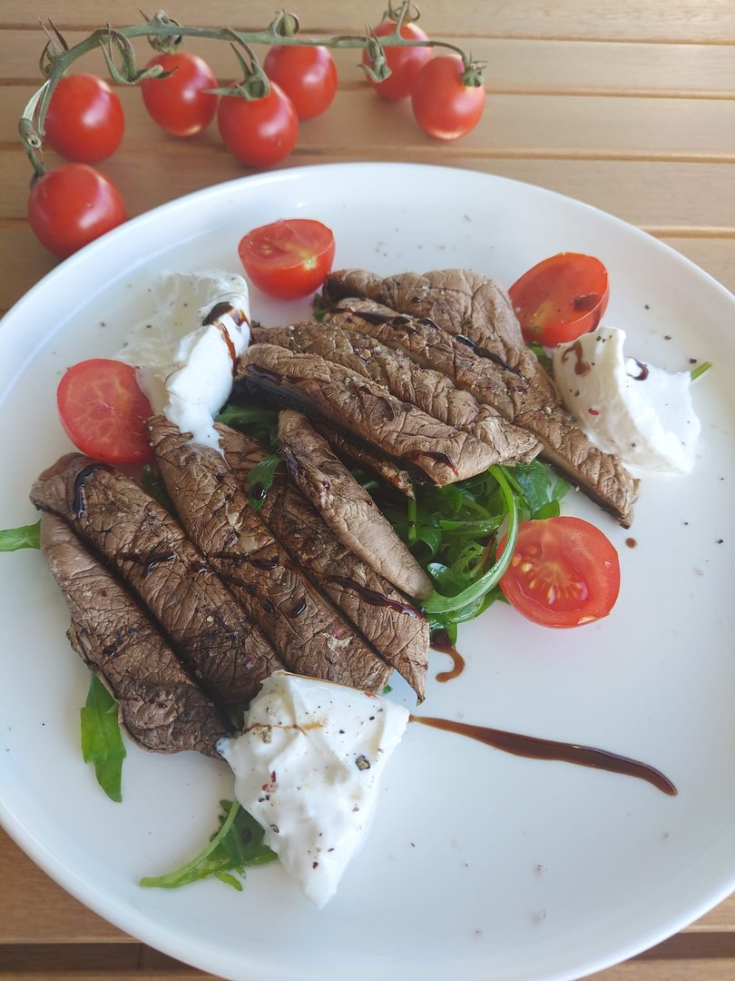 Vegetarische Tagliata vom Portobello Pilz aus Tirol mit Rucola und Burrata