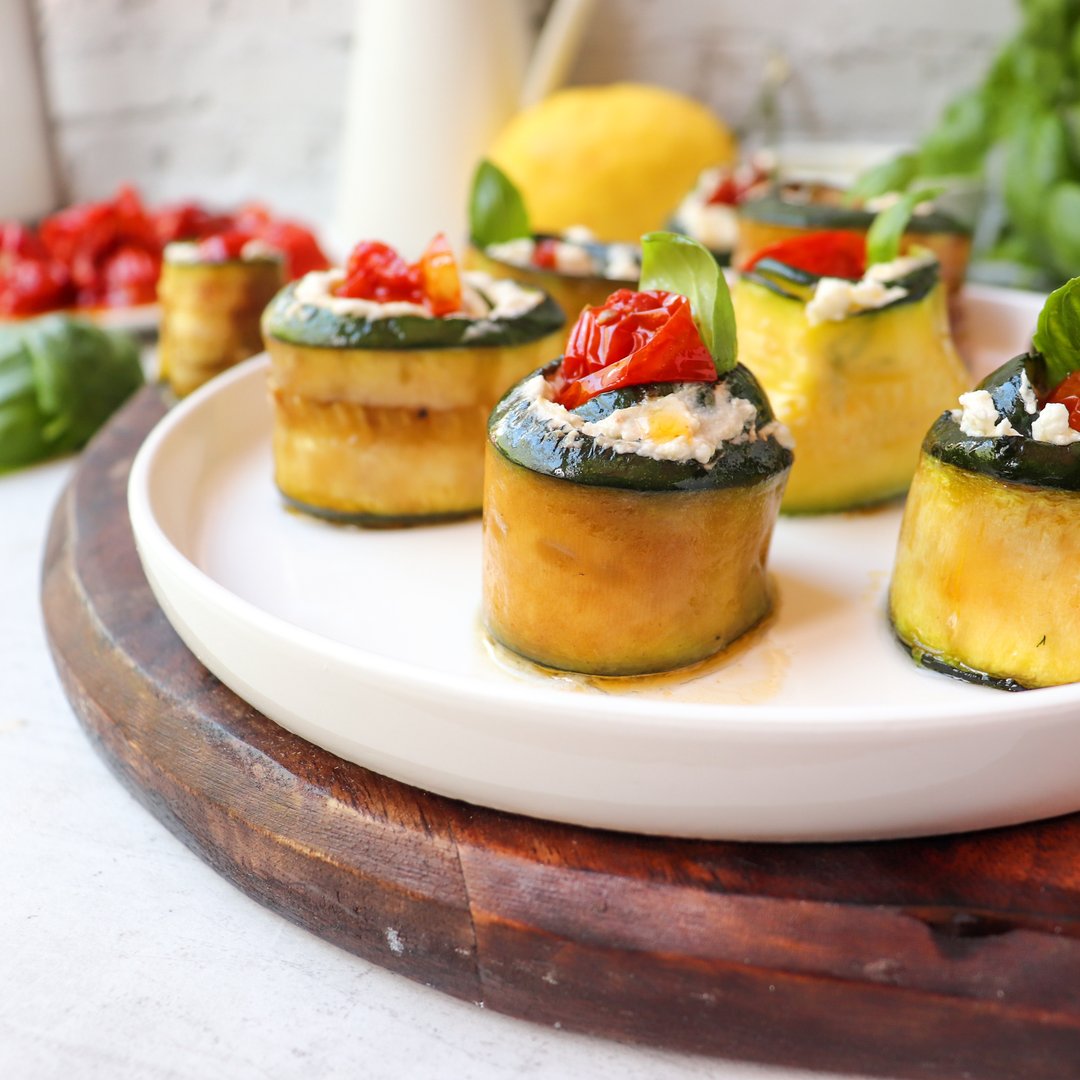 Zucchini Röllchen mit Basilikum-Frischkäse und gerösteten Tomaten