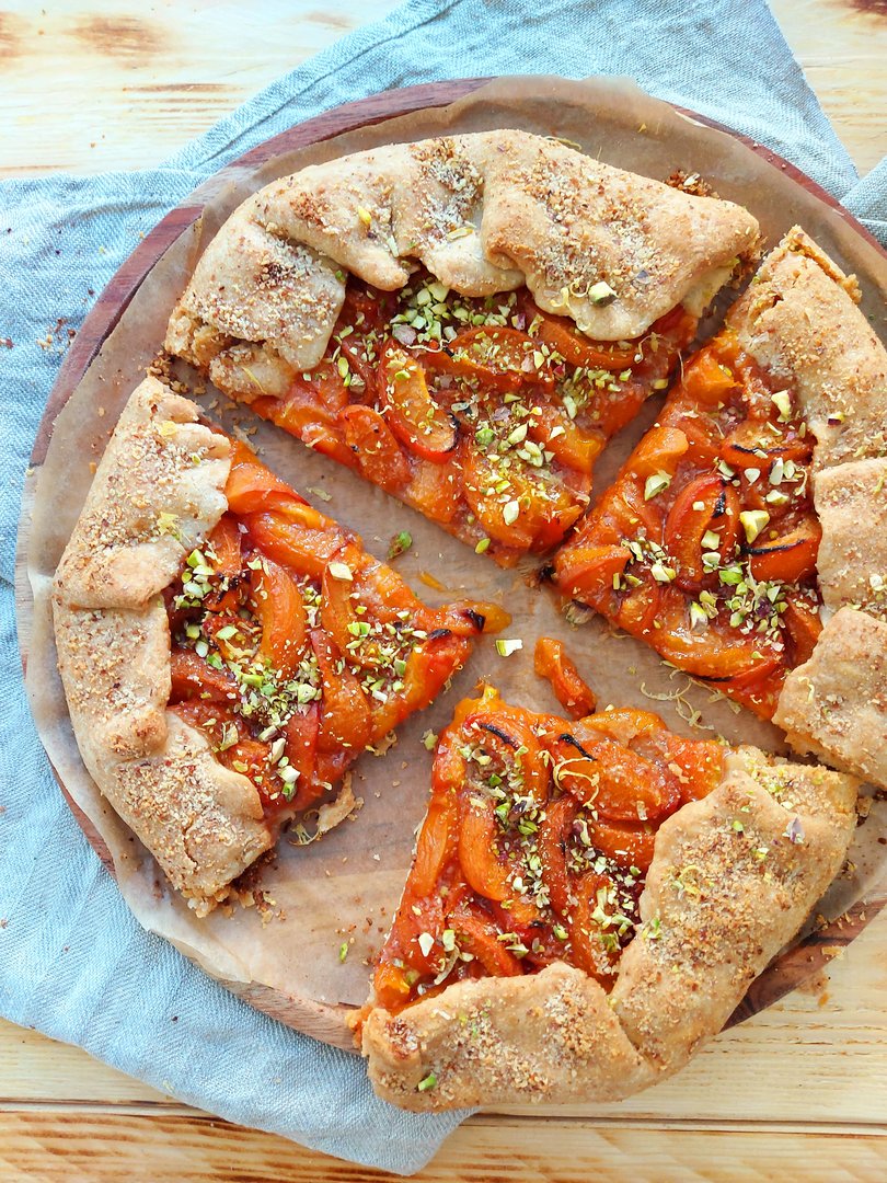 Dinkel-Galette mit Marillen und Pistazien