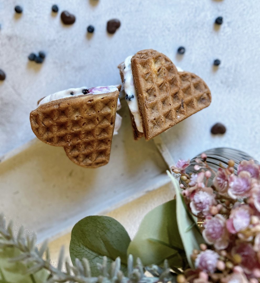 Waffeln mit Mascarponecreme und Schwarzbeeren