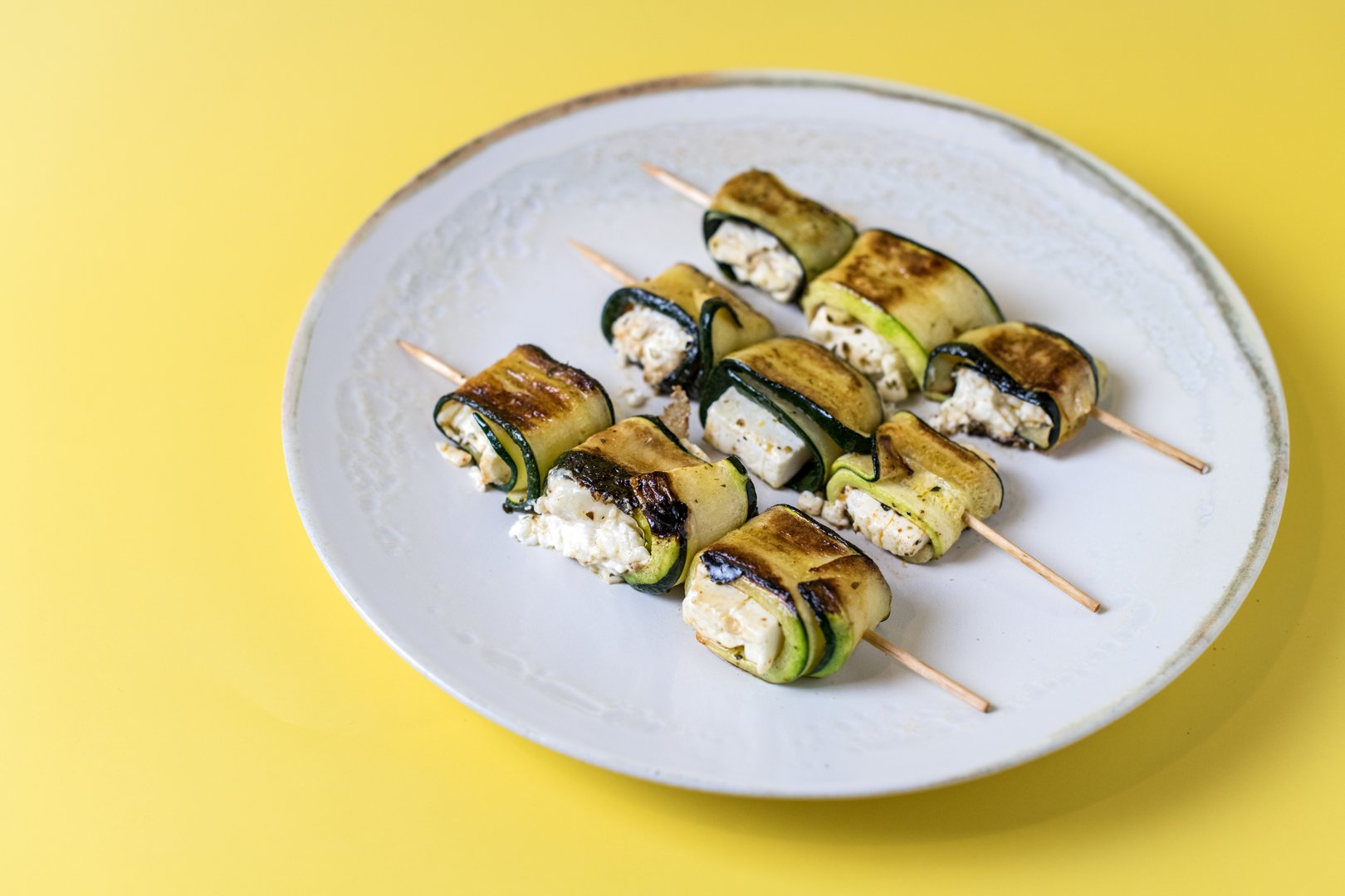 Grillspieße mit Zucchini Feta Röllchen