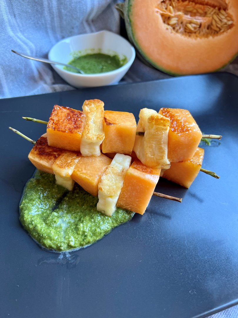 Melonen-Grillkäse Spießchen mit Minz Pesto