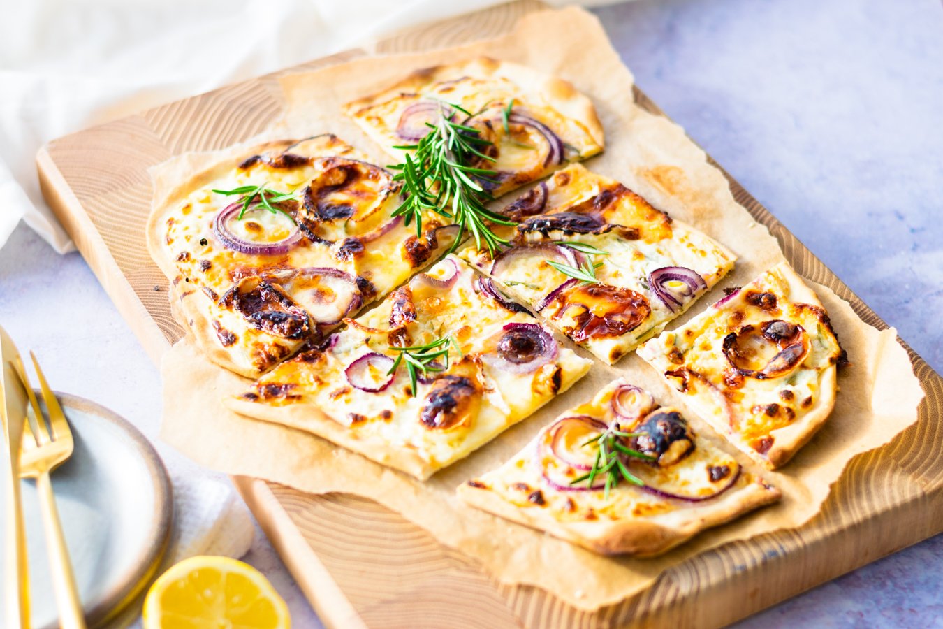 Flammkuchen mit Ziegenkäse und Honig