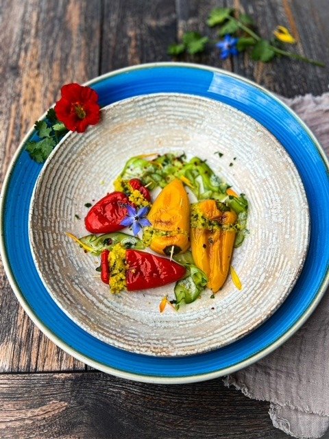 Gegrillte Minipaprika auf Gurkensalat