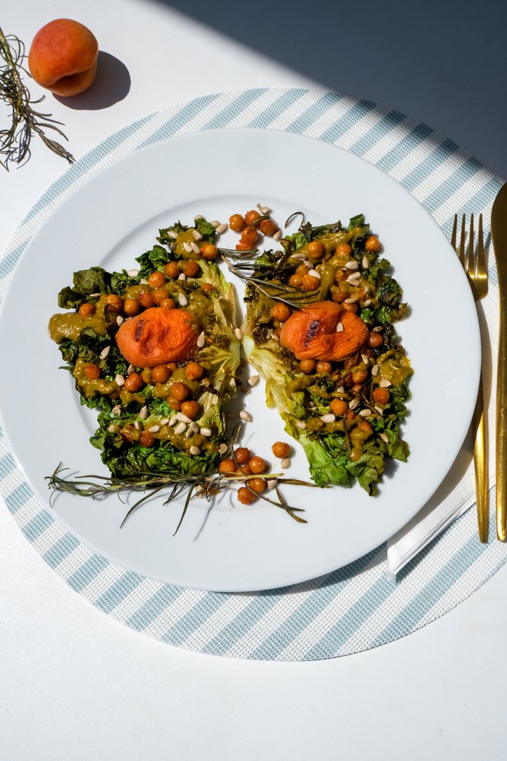 GEGRILLTER ZERO WASTE SOMMERSALAT MIT KICHERERBSEN & MARILLE