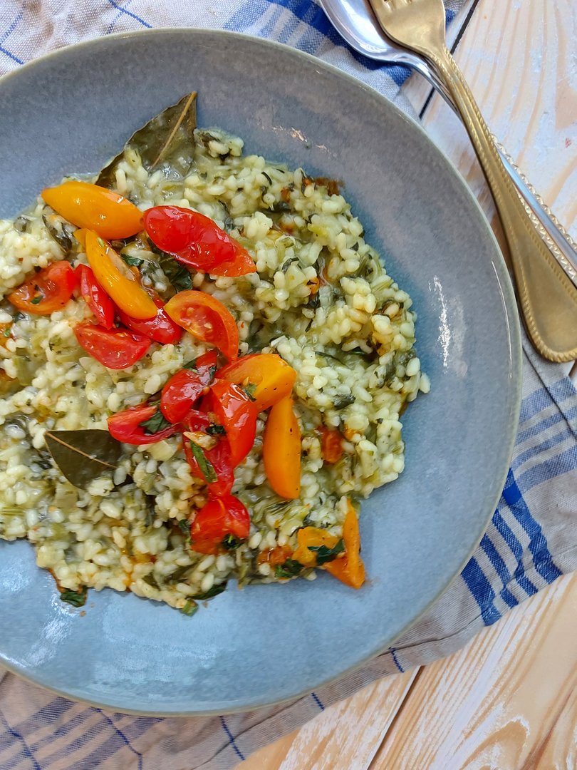 Spinatstängel Risotto  mit gerösteten Tomaten