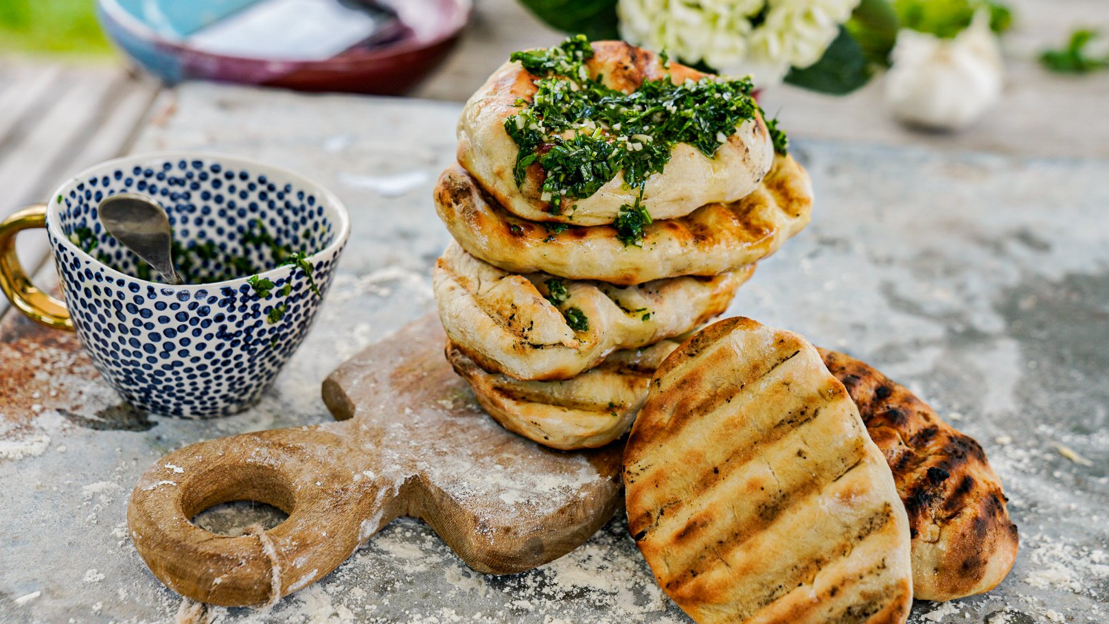 Luftiges Pitabrot vom Grill mit Knoblauchöl