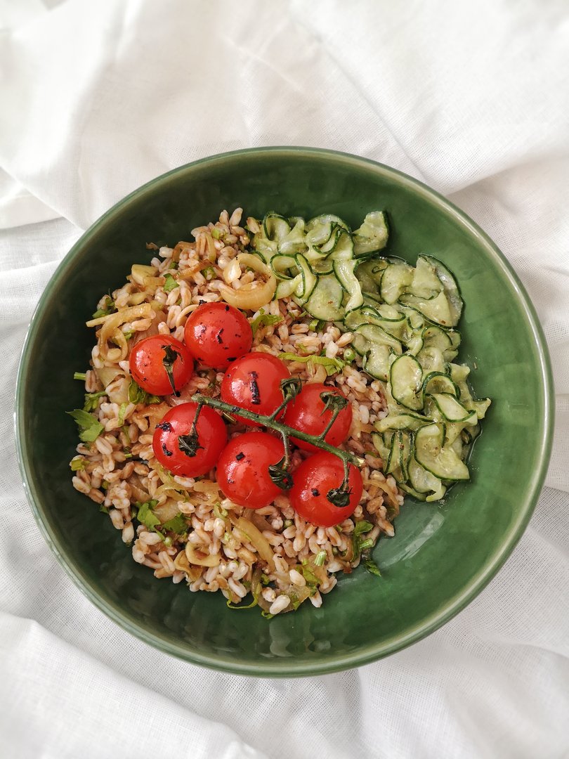 Farro with charred tomatoes and cucumber salad 🍅