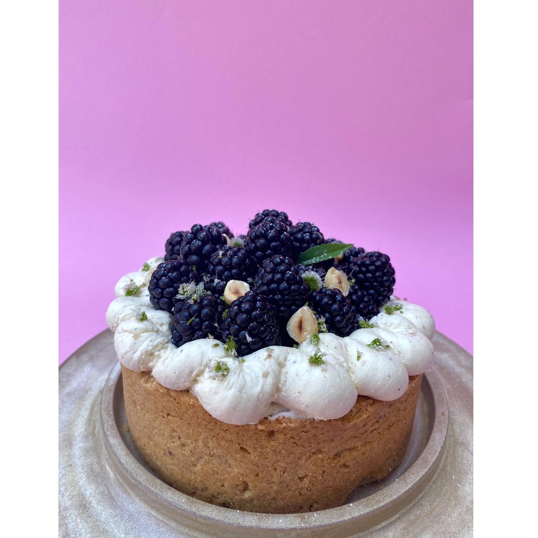 Brombeertörtchen mit Tonkabohnencreme und Haselnussmürbteig mit Minzblüten und Zitronenverbene