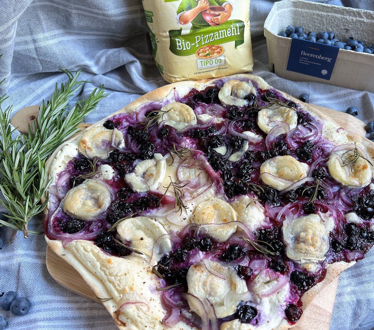 Ziegenkäse-Heidelbeer Flammkuchen