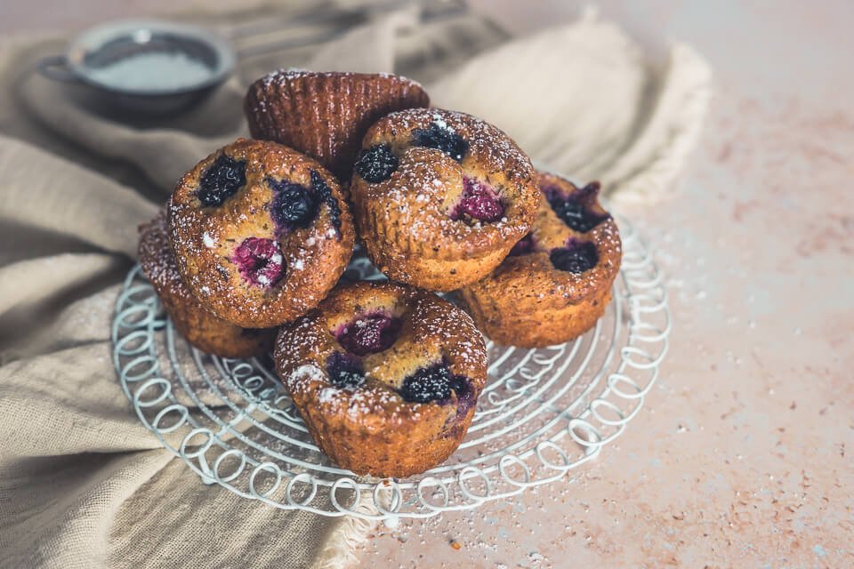 Sommerliche Friands mit Beeren
