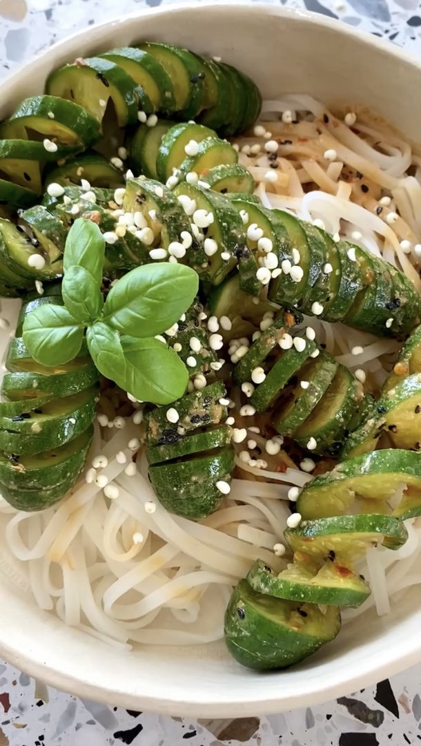 Minigurken-Salat mit Specialeffects in Erdnusssauce auf Reisnudel serviert