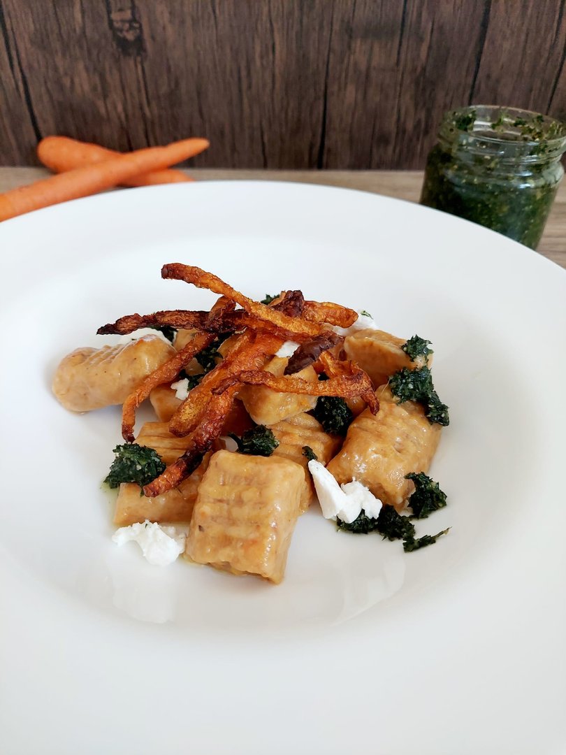 Alles von der Karotte: Karottengnocchi mit Karottengrünpesto und Karottenschalenchips