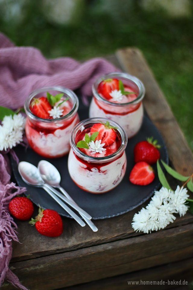 Quarkdessert mit Balsamico-Erdbeeren
